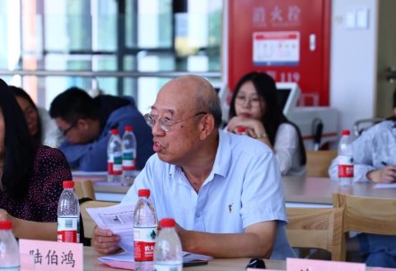 一群人在餐厅用餐

AI 生成的内容可能不正确。