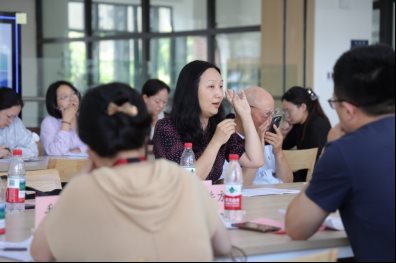 一群人在餐厅里吃东西

AI 生成的内容可能不正确。