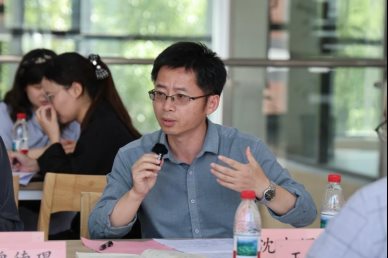 图片包含 人, 桌子, 室内, 男人

AI 生成的内容可能不正确。