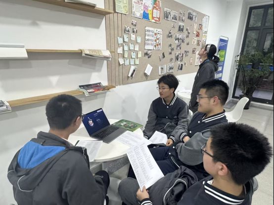 会议室里的人们

中度可信度描述已自动生成