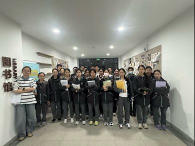 A group of people standing in a room

AI-generated content may be incorrect.