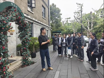 黑胶与书页间，邂逅一座百年公寓丨行走的美育课之“牧云记书店”