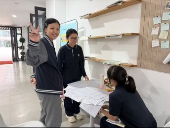 一群穿着西装的人站在桌子上
低可信度描述已自动生成