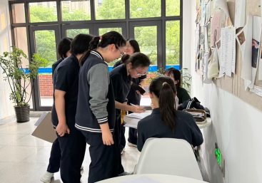 一群人在房间里站着人
中度可信度描述已自动生成