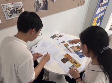 一群人在厨房里做饭
中度可信度描述已自动生成