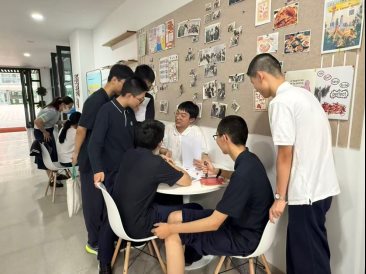 一群人在房间里交谈
描述已自动生成